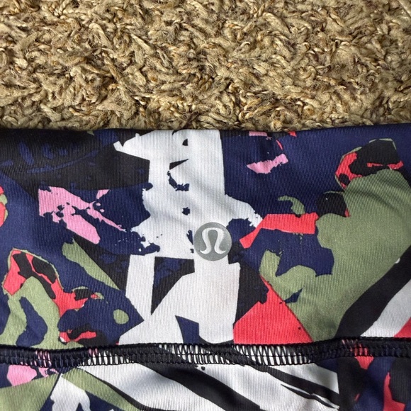 Lululemon High Rise Biker Shorts Size 6 Ruched Side Multicolor Abstract Print - Picture 3 of 3